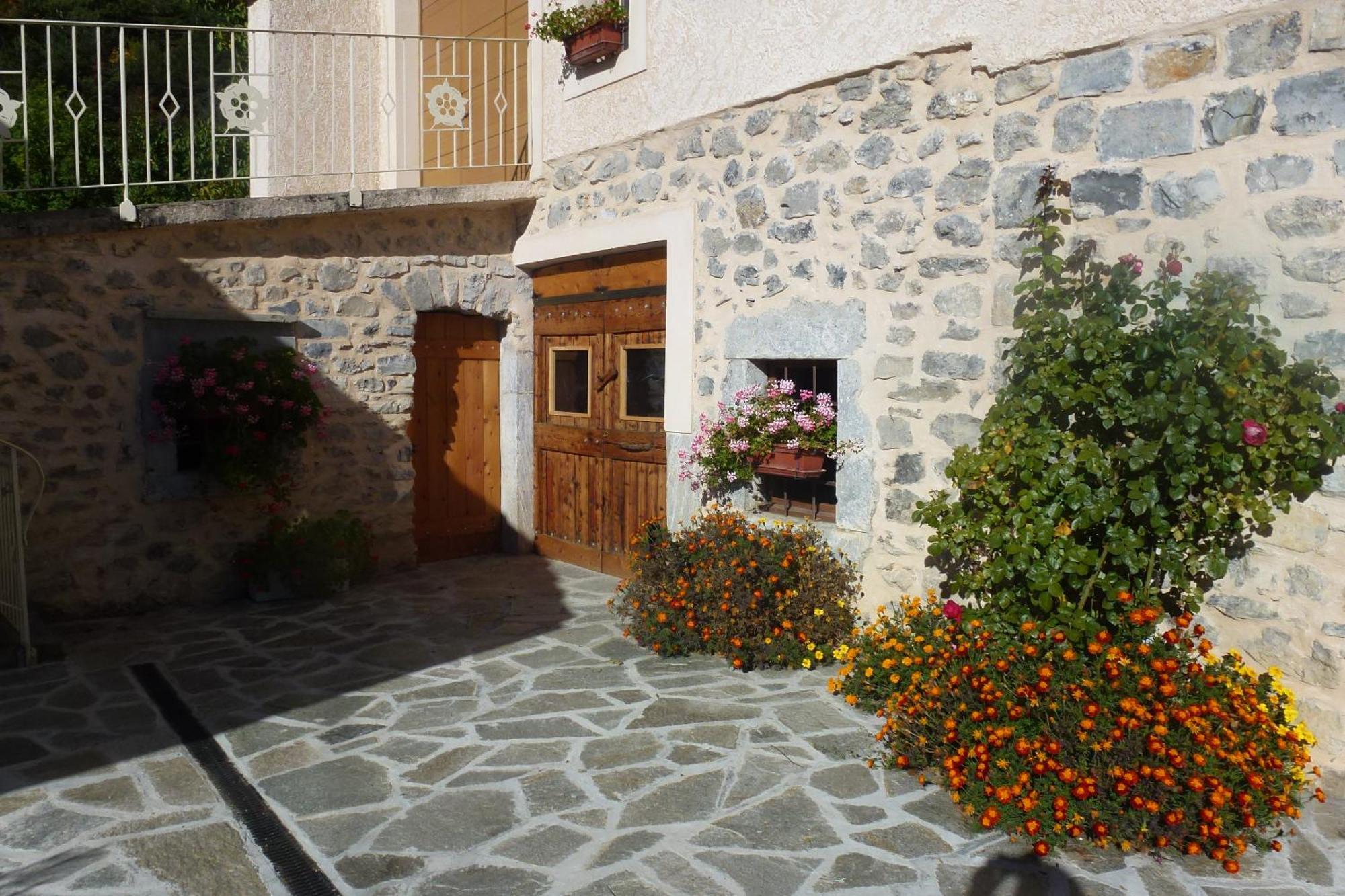 Le Rocher Des Ducs, Vue Sur Montagne, Abris Voitures Et Motos Le Glaizil Exterior photo